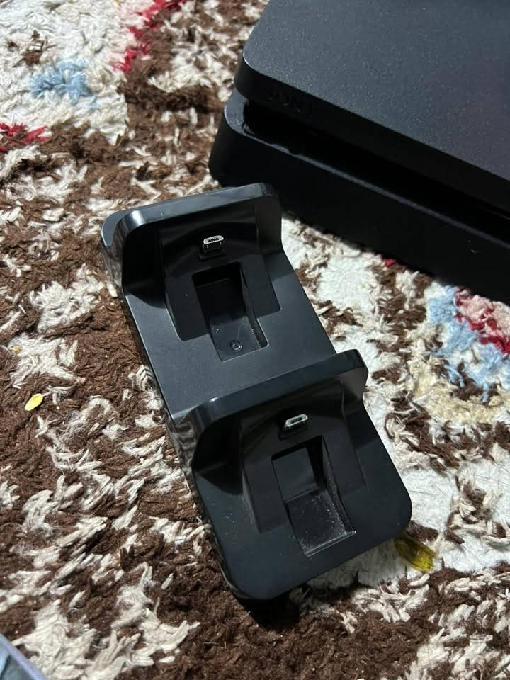 بلي 4 سلم للبيع اون لاين احدث اصدار نظيف جدا لوك ستيكر ممفتوح ولا مصلح ذاكرة 512 برغي ممفتوح بي ولا اي شي وكلشي كدامكم 

الملحقات 
جوستك عدد 2 
يو بي اس كاربون 850 
ستاند بلي مع مبرد 
ستاند وشاحن جوستكات 
ويمكن بيه 20 دولار ستور ممتاكد اذا باقي او لا لان جنت ضامه 

السعر 260 الف مكاني بغداد للاستفسار ***********
