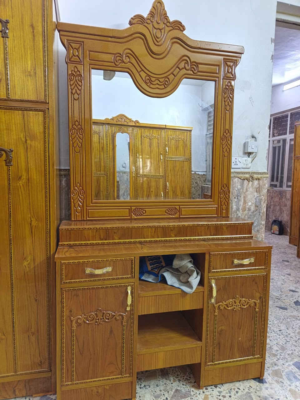 السلام عليكم غرفه ام 5 بيبان مقطعه كل باب لوحده الظهر چرچوبه براغي الفرش بلوك الداخل 4 ملم الخارج 5 ملم السعر خاص  الستفسار على الرقم *********** يوجد واتساب..... ملاحظة يوجد خدمه توصيل لجميع المحافظات كل محافظة وحسب البعد مالتها

