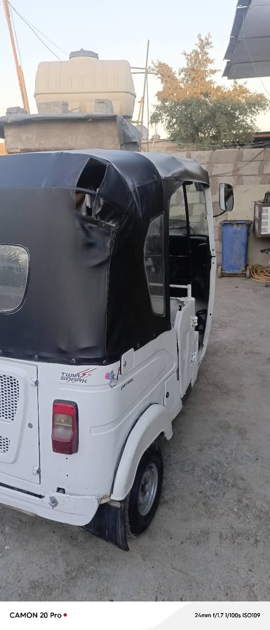 سلام عليكم تكتك موديل 22 نضيفه رقم وسنويه جاهزه كهربايات شغاله العنوان المشتل شارع المدارس بل نهايه قرب حسينية علي الشوكي السعر 8000 ملاين وبيهه مجال الستفسار ***********
