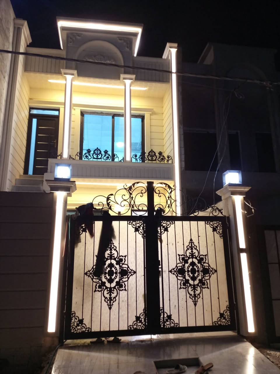 سلام عليكم بيت 100متر للبيع بناء فول قاطع ونص سقف مغربي نضام تكت موقع 16اب خلف التجاري مقابل مجمع لولوه سعر 46 مليون بي مجال ***********
