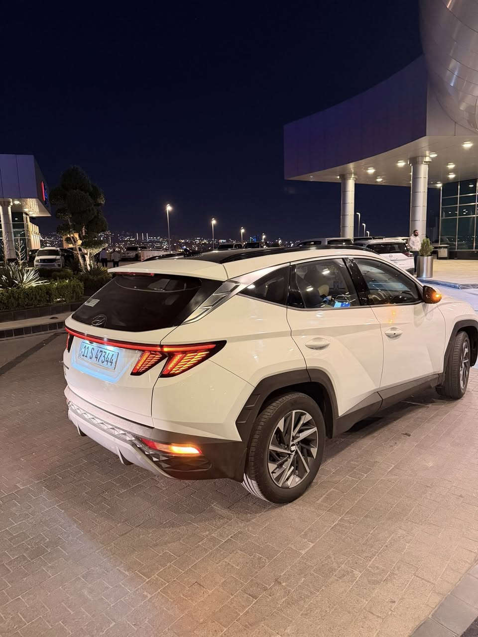 السلام عليكم

للبيع توسان 2023 وارد خليجي

اللون: أبيض

المحرك: 2000

رقم بغداد

ماشية ٤٦ الف 

المواصفات

فول  
بانوراما

• كراسي كهربائية

• حساسات أمامية وخلفية

• بصمة (عدد 2)

• ويل كروم

• دخول ذكي

• هاند بريك بصمة

• ثلاث أنظمة قيادة (Eco / Sport / Normal)

• شاشة آيباد

• شاحن وايرلس مع منافذ USB أمامية

• قطعتين تبريد

• تحكمات ستيرن من الجهتين

• برادات خلفية

• الجام أوتو

• مثبت سرعة

• مرايا شفط

• لايتات أمامية LED فول

• زينون أمامي وخلفي

ملاحظة المحرك مفتوح ومجفت تجفيت مضبوط

السياره بدون اي نقص 

العنوان بغداد 

السعر ١٩٨ وبيه مجال بسيط . 

الرقم ***********
