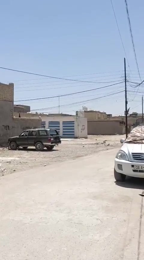 بيت مساحة ١٠٠م زراعي يحتوي على استقبال + غرفة + مطبخ + صالة + صحيات + بناء حديث الموقع حي دجلة خلف معارض حي النصر السعر ٤٠ وبي مجال للاستفسار التواصل مع ادارة مكتب الوارث للعقار ***********
