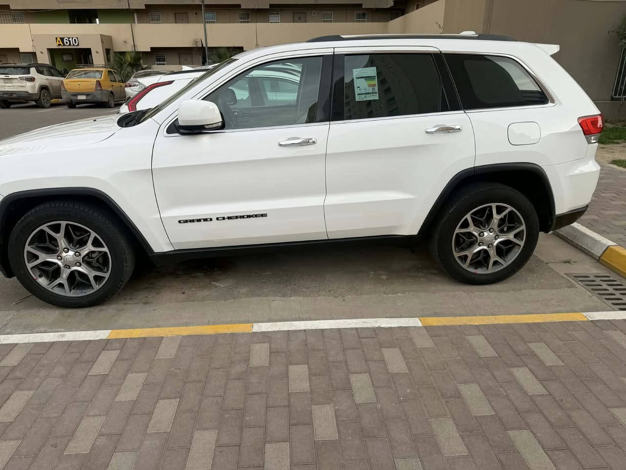 جيب كراند شيروكي لمتد فول مواصفات 2019 خليجي وكالة هارلم السيارة ماشية 85 الف سيارة جاهزة خير من الله ماكو بيها اي نقص 
 بيها صبغ جاملغ ونص الباب الصدر بدون دواخل حادث شخطة مال ستوتة السعر 240 وبيها مجال *********** مكان السيارة بغداد الكريعات
