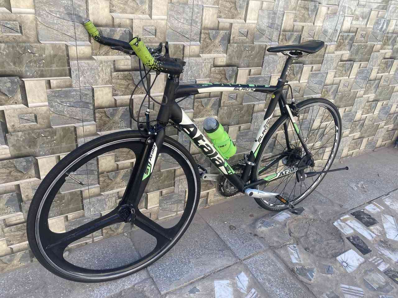 السلام عليكم🌹

للبيع فقط 

بايسكل c700 ضد الساعه

ماركة اتالا Atala

ركبه متحركه

تايرات كتان ماركه كندا

واير بريك دفن

لشه مضلعه

معدن المنيوم

فريم عالي جدا 55 لارج L

خفيف جدا وسريع ✈

جاهز اي عطل مابي👍🏻

كله مختم  

حجم C700 /28

كمبليونه امامي و خلفي 

سستم شيمانو سورا   

امامي 3خلفي 7

السعر 250

العنوان :🏭
بغداد الطالبية قرب كلية الادارة والاقتصاد 
 
نعتذر عن المراوس🚲

الرقم للتواصل /***********
