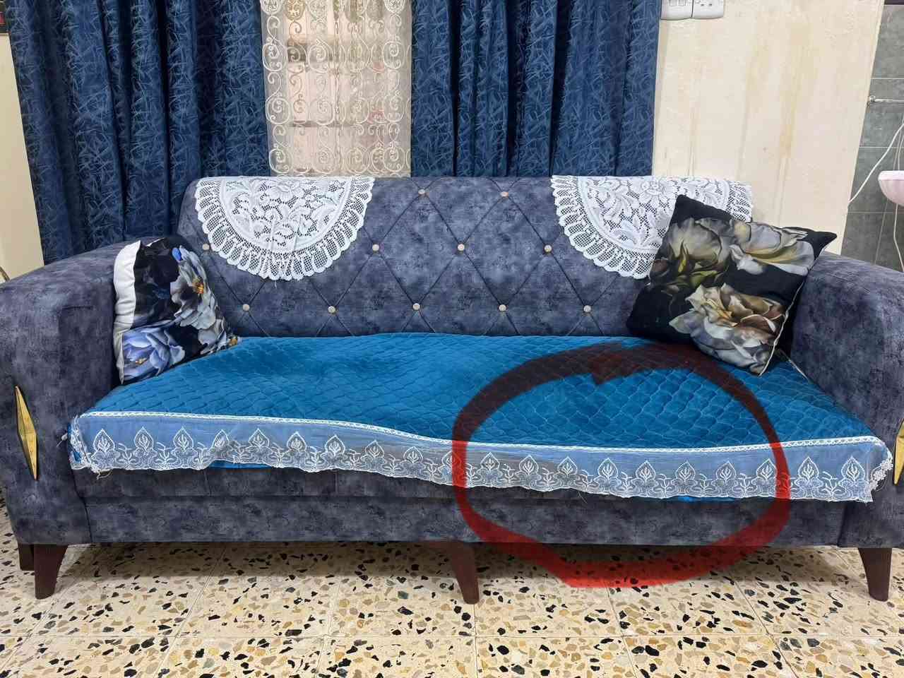 سلام عليكم تخم قنفات للبيع ٨ مقاعد صناعه عراقيه واحد من القنفات مكسوره الفايبره من جوه من جهه وحده واني مأشر عليها السعر ١٧٥ نهايته مكاني شارع فلسطين 
***********
