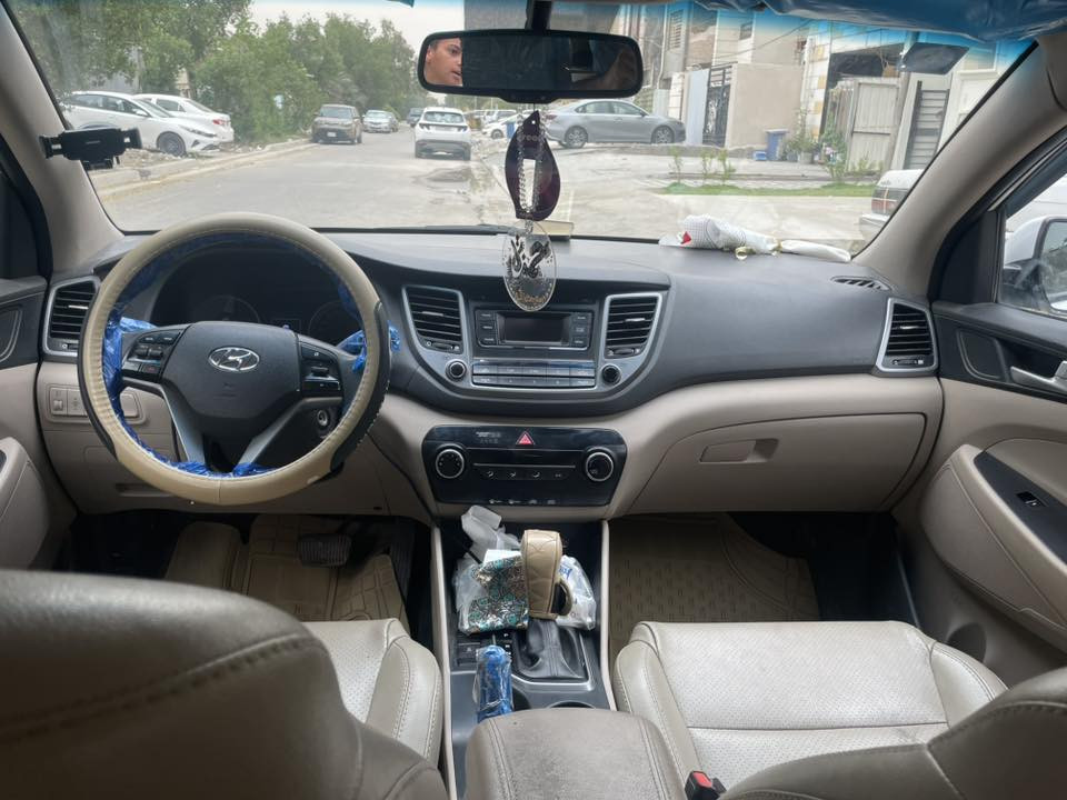 السلام عليكم اخواني وتحية طيبه للجميع 
سيارة توسان 2016 خليجيه ابيض شكل 18
محرك 2400 gdi
ماشيه 150 الف
فور ويل 
جلد وكلش نظيفه السعر 17250$
بيها بعض الملاحظات البسيطه
***********
