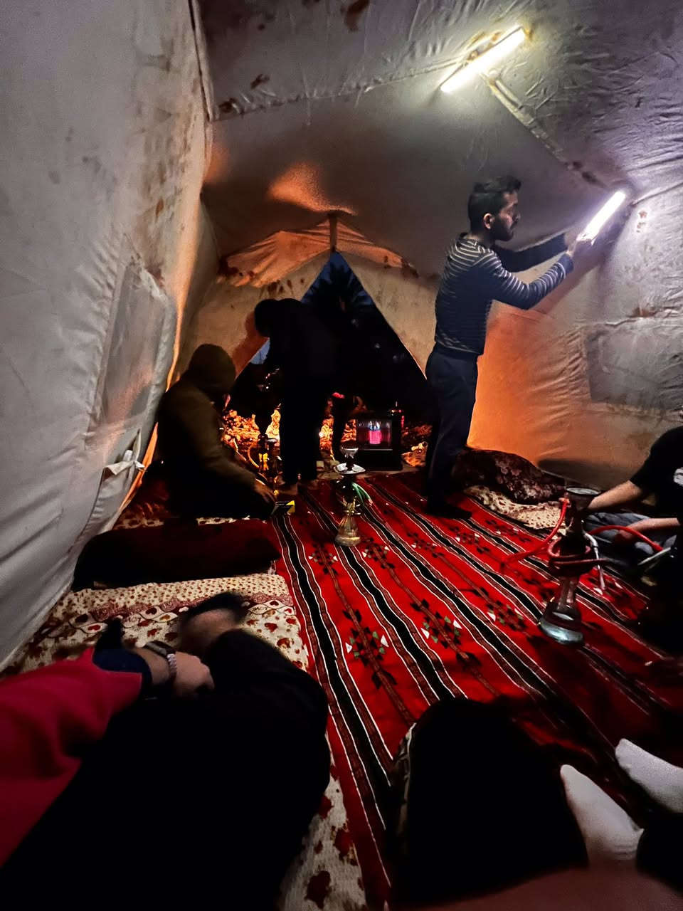 خيمة  نضيفه للبيع
طولها 4 عرضها 3 بيها جادر وتر برو ضد الماء وقماشها قوي نصبتها سهله التفيدة يتواصل وياي واتساب ***********
