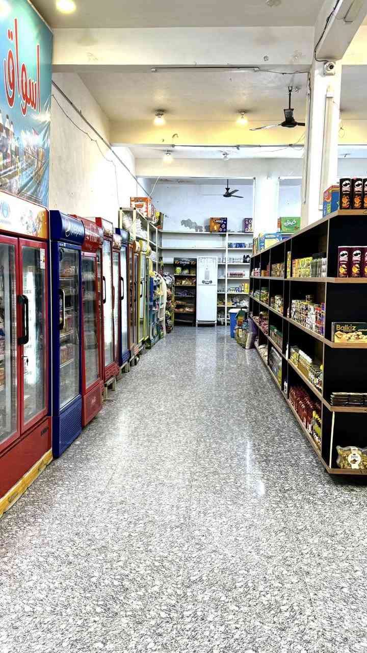 سلام وعليكم سوبر ماركت متكامل للبيع 🛒 
طول 16 متر +مخزن داخلي 
يحتوي عل 
5بردات ابو بابين
9بردات باب واحد حجم كبير 
7مجمدات لحوم + ايسكريم
13عارضه جبس
رفوف BDF تفصال عل طول محل 
سبالت عمودي 4طن عدد2
سبالت تعليك عدد2
جهاز باور باب يطلع ترب 
لافته ضوئيه +قماريه 
مراوح +اضاء كامله لمحل
ميز دخل تفصال BDF
رف كرزات تفصالBDF
ميزان عدد2
قسم كوزمتك متكامل عطور ومنضفات 
ميز عطور  تفصالBDF
منضومه كامرات مراقبه  خزن وصوت+بلازمه
منضومه انتريت 
عوارض بهارات 2 كبار
عارضه جكاير 
عارضه جاوريب 
رف قراطيسه متكامل 
جهاز رصيد إلكتروني 
_____
محل  مفتح ع مدار 24ساعه 
وكامل من غذائيه وحلويات وعصاير وجكاير 
سبب لبيع عدم تفرغ 
((عنوان محل ميسان حي الحسين جديد شارع ابو شاكر )))
للرغب بل شراء ***********نتصال او يتفضل للمحل
