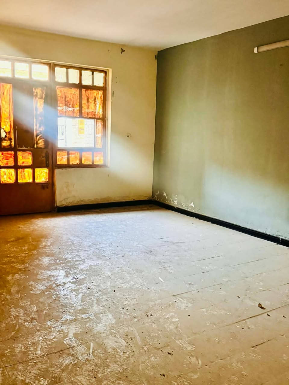 بيت بالبلديات بالصحفيين 
100 متر ملك صرف طابق ونص بموقع جيد 
الطابق الارضي غرفة واستقبال 
الطابق الثاني غرفة كبيرة فقط
البيت بي نقص حمام ومطبخ
وتأسيس كهرباء وماء ومجاري 
الواجهة خمسة في عشرين الموقع افران قلعة لبنان يدخل من يمها وثالث فرع عاليسرى هو البيت طابو ملك صرف السعر ١٨٥ وبي مجال ***********
