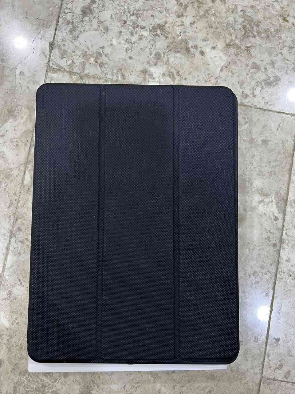 السلام عليكم آيباد ٩ ذاكرة ٢٥٦ نضافة ١٠٠٪؜ استخدام قليل ملحقاته كاملة الاصلية مع لاصق ضد الكسر اصلي وحافضة اصلية اللون اسود السعر ٣٦٠ الف المكان اليرموك / ***********
