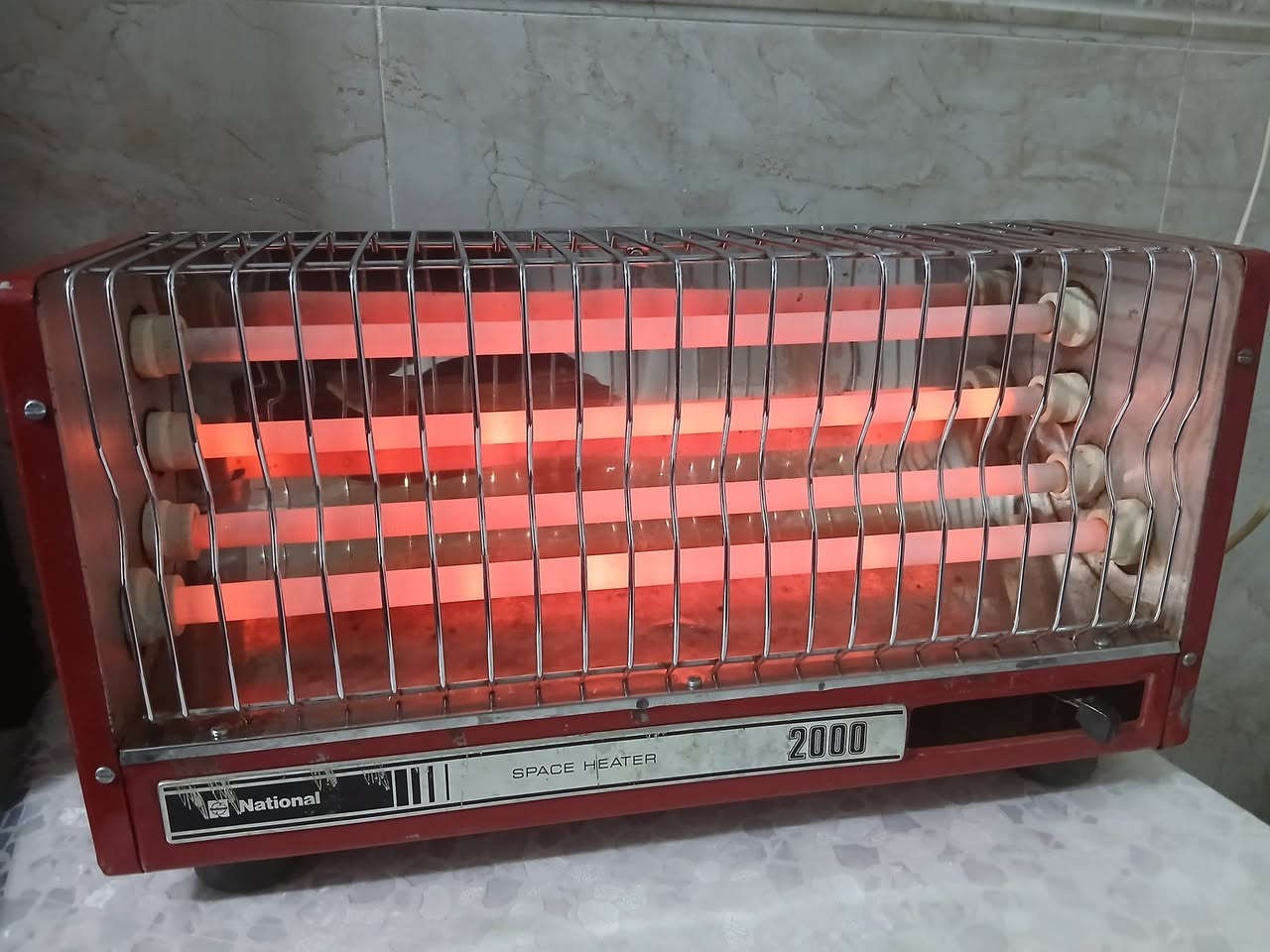 هيتر ناشنال قديم للبيع
السعر 50الف شمعة بيها كسر قليل والحجر
المكان كركوك 
الرقم ***********
