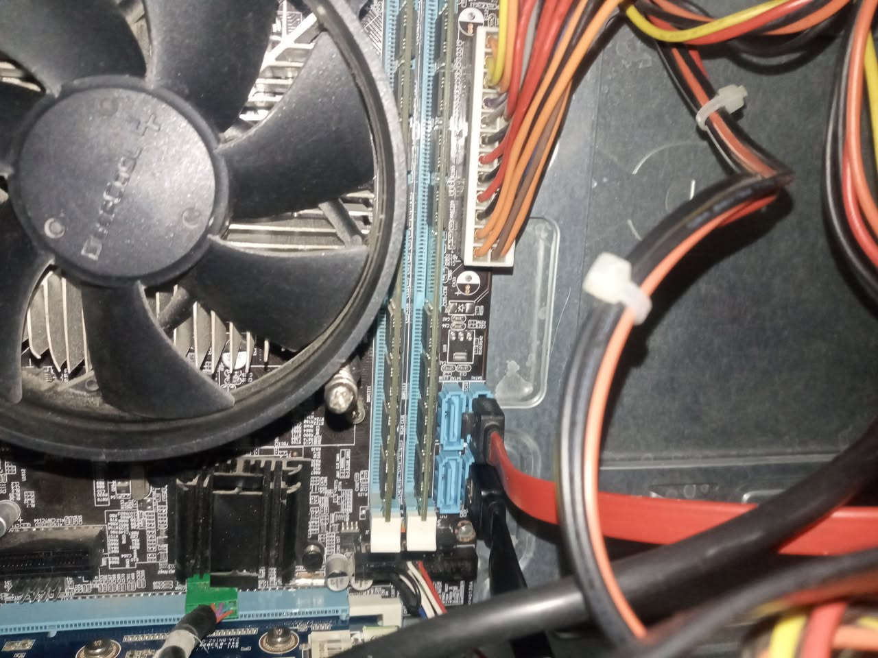 سلام عليكم  حاسبه للبيع مواصفاتها كالاتي

cpu intel core i5 2500 تكدر تطور المعالج لل i7 3790k

ram 16gb ddr3 kingston

بيها مساحتين تخزينيات وحده ssd kingston 128gb للنظام و 500gb hdd westren digtal purple لتخزين الالعاب

كرت الشاشه gt 420 

تكدر تسوي بيها اي شي 

سعرها 95 الف وملحقاتها كيبل بور و usb wifi الف للتواصل خاص مال ماسنجر


**إذا كنت صاحب هذا الإعلان وتريد حذفه لأي سبب، رجاءا أرسل رسالة إلى الدعم الفني**