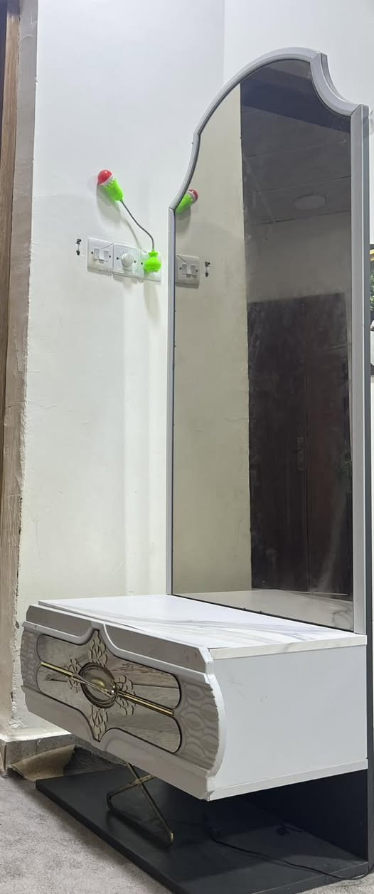 السلام عليكم، غرفة تركية مستخدمة للبيع
تفاصيلها.. الغرفة 8 قطع نظافتها فول و حجمها جدًا كبير ولونها ابيض ورصاصي ، اولًا الكنتور 6 بيبان عمقه كلش حلو و واسع ، ثانيًا الچرباية تاج كلش چبير وضخم ونازك وبيها مخزن واسع ممكن يتخزن هواي غراض ، ثالثًا كومديات على طرفي الچرباية يحتوي كل واحد على جرار واسع وبيهن اضاءة ، رابعًا ميز التواليت ضخم وبي تفاصيل كلش لطيفة مع جرارات وكومدي واسع وتخزين اسفل الجرارات ، خامسًا مراية طولانية ارتفاعها مترتين مع جرار واسع وأيضًا بيها اضاءة ، سادسًا الطابورية ، سابعًا ميز جرارات او جزامة يصلح لتخزين الاحذية او ممكن يستفاد منه بتخزين ملابس اطفال او غيرها .


**إذا كنت صاحب هذا الإعلان وتريد حذفه لأي سبب، رجاءا أرسل رسالة إلى الدعم الفني**