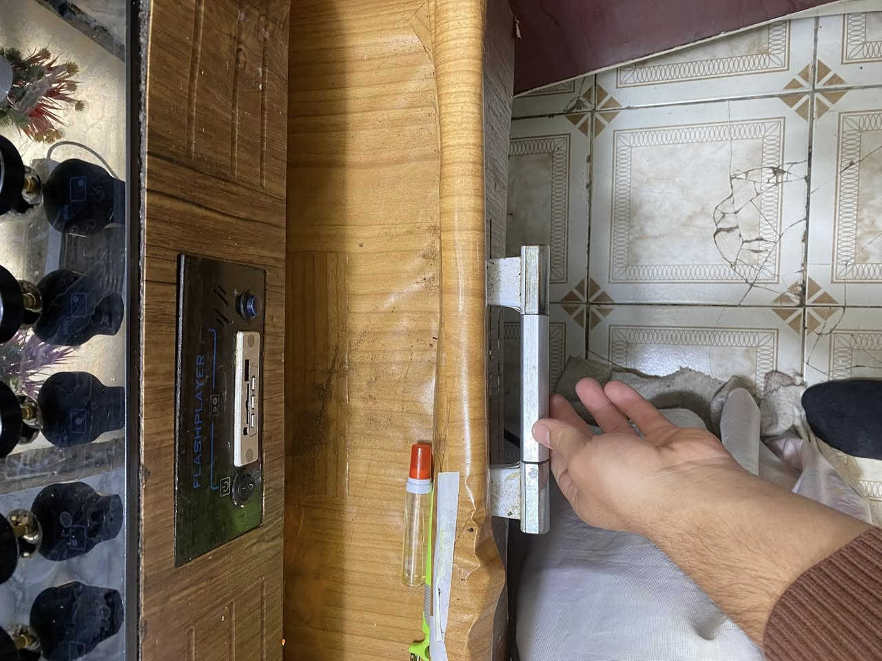 السلام عليكم
اغراض للبيع المكان بغداد الكرادة 
طباخ مرمر 5 عيون شغال كامل ب 160 الف
مكيف 2 طن ميديا شغال تبريد وتدفئة سعر 150
للتواصل خاص او ***********
