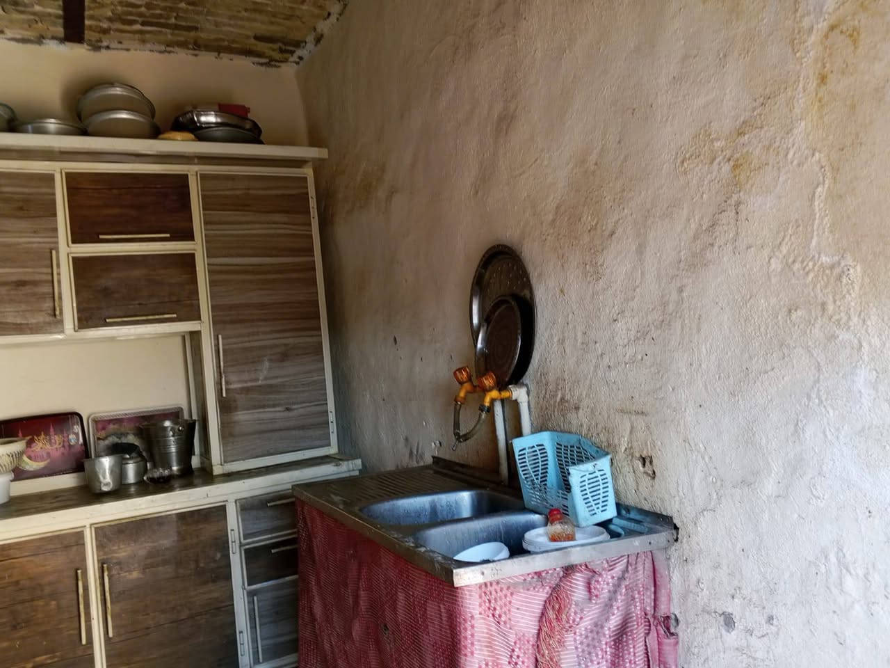 السلام عليكم بيت حواسم لبيع
العنوان مغربه قرب البانزيل خانه على شارع بغداد البيت مساحته كلش جبيره مع 3 غرف ومطبخ وستقبال وصحيات 
ثاني شي اعكاده كله مع سيراميك وايضا جداري وارضي 
البيت ممعوض ومكفول المنطقه زينه والناس الجيران ايضا طيبين للتواصل الاتصال على الرقم + *********** اني مكلف صاحب البيت انسان محترم
