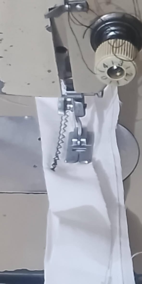 سلام عليكم مكينه خياطه + تطريز نضيفه كامله للبيع مكاني كوت كريميه السعر80وبيها مجال  ***********
