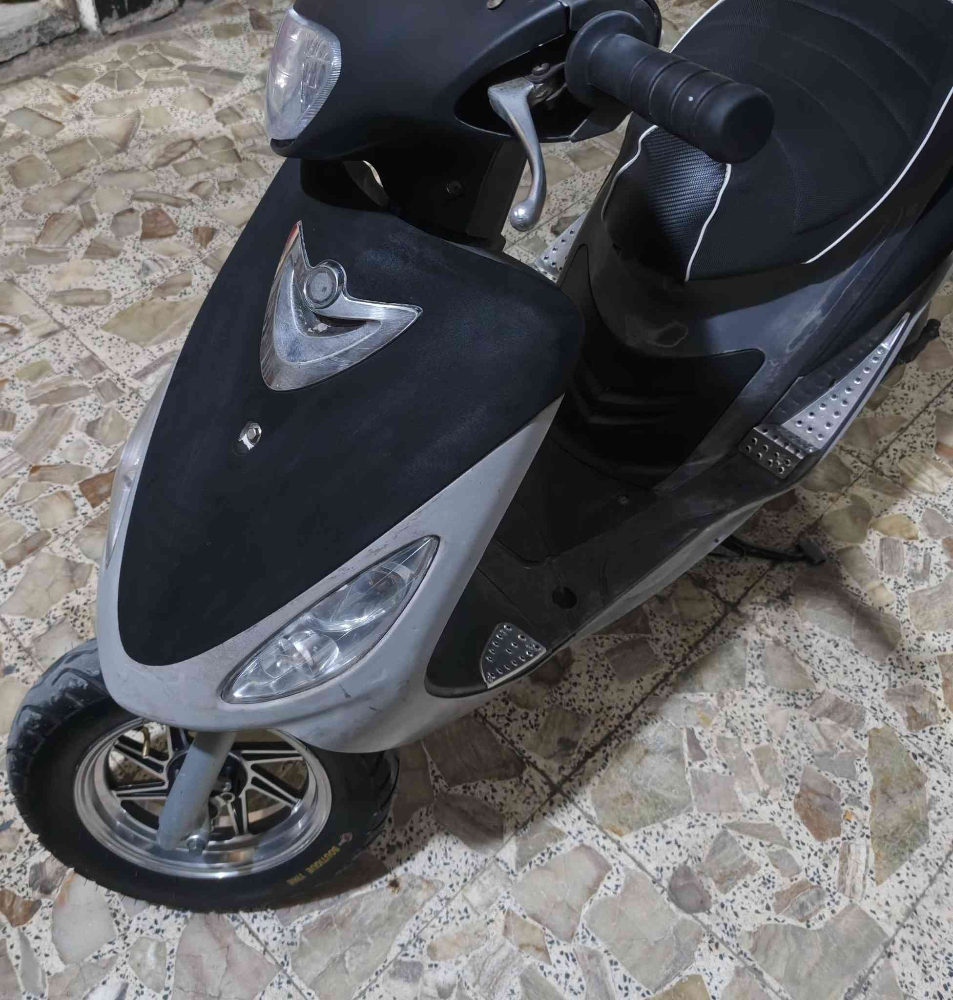 السلام عليكم..للبيع  ماكس قچمه دراجه رمبه صارلهه شهرين نازله گزوز اف ام وياله جدد تخم تاير جديد كهربائيات كلهه شغاله باتري جديد شلعه ومعدل خير من الله السعر 800 ..ولي مايعجبه السعر لايعلق ويحچي حچي زايد *********** گرمة علي
