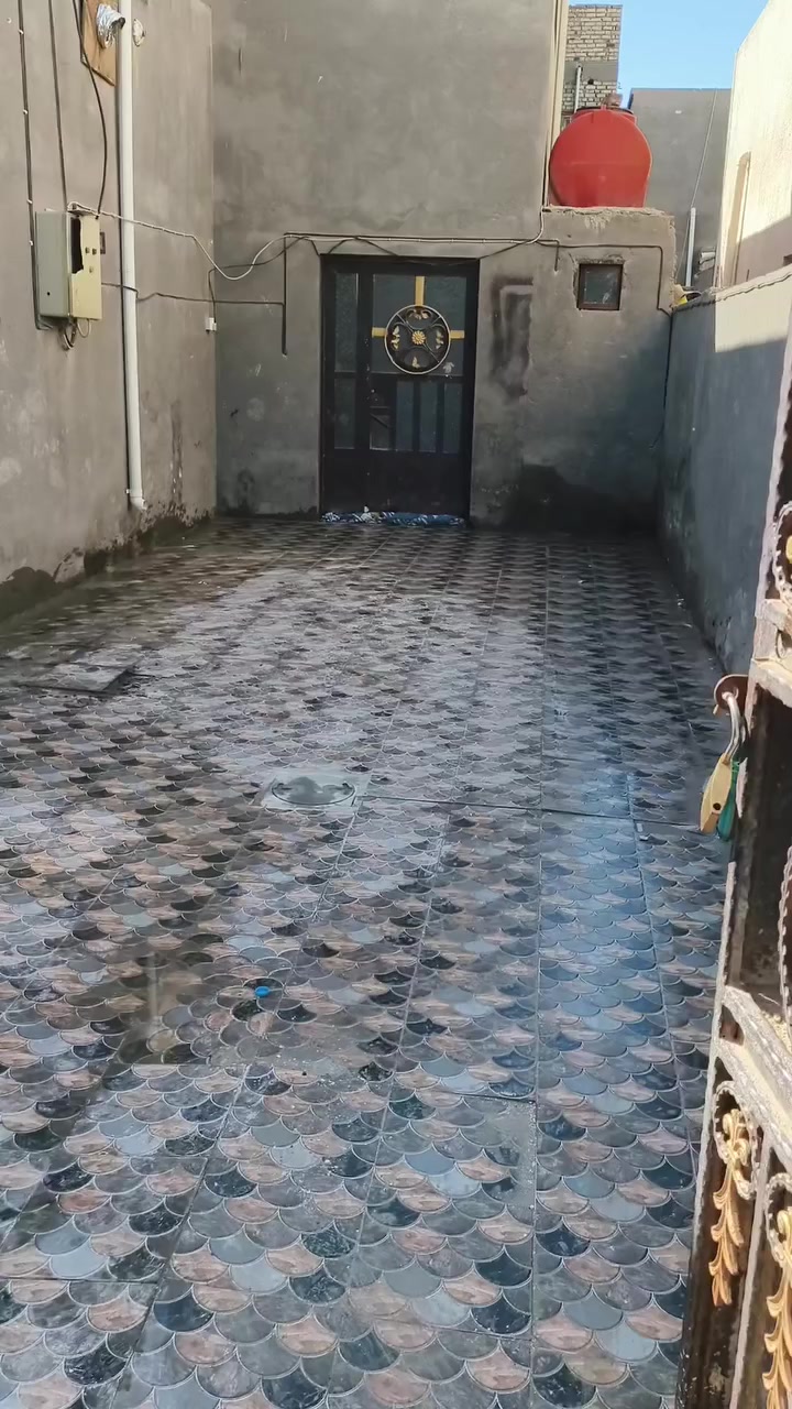 سلام عليكم 
بيت للبيع مساحه ٢٤٠ 
غرفتين وصاله واستقبال ومطبخ وصحيات داخليه وصحيات خارجيه ومَنور داخل الصاله 
عنوان :خلف جامع الدغارة قرب الشط ( بستان ال مهاوش) 
للأستفسار والسعر الاتصال بالرقم 
‏‪***********‬‏
