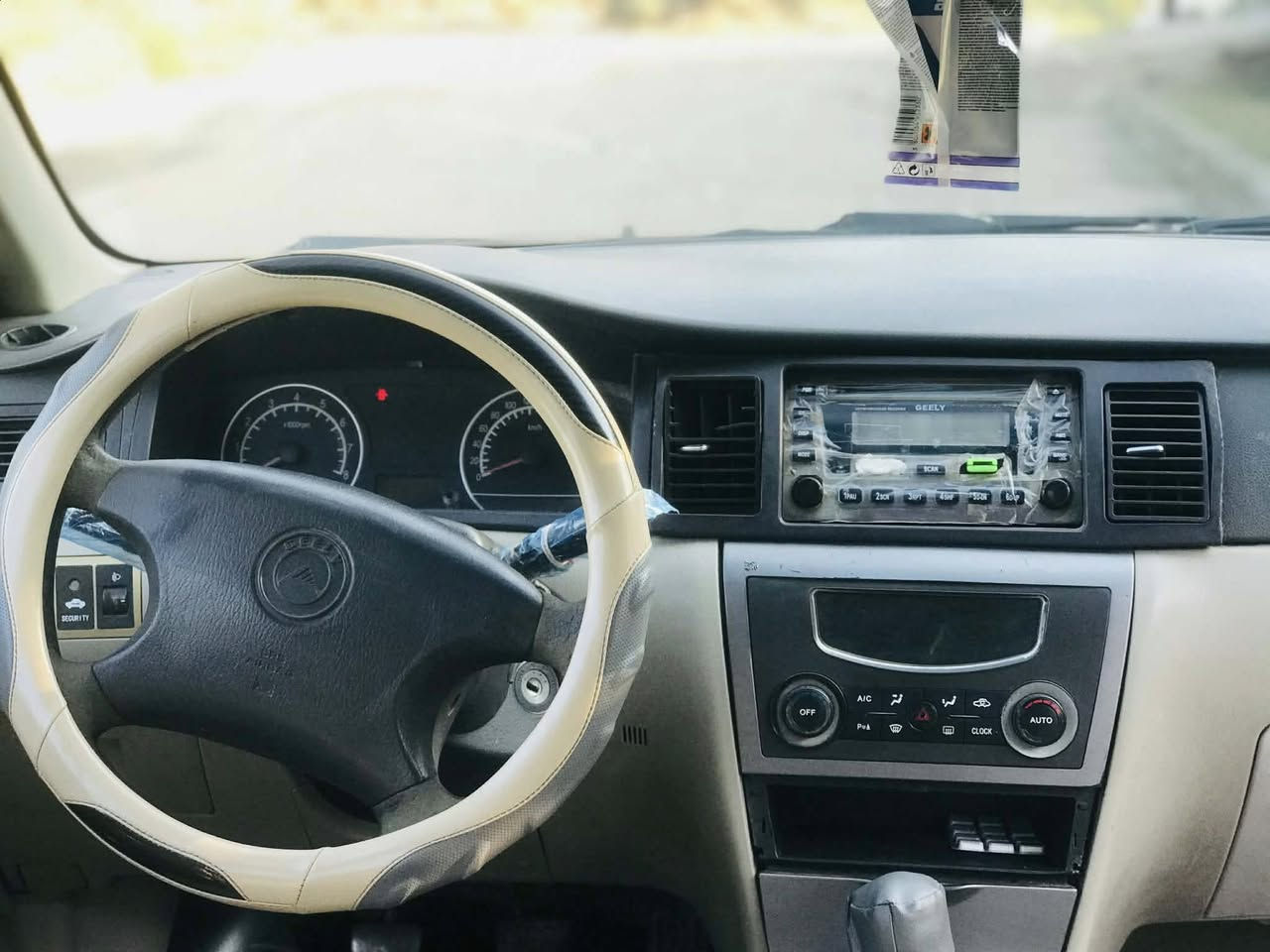 السلام عليكم
جيلي موبل 2013 جاهزه من كلشي 

مكينه جديده 

گير حداديه تبريد جاهزات كهربائيات كلها شغاله 

تايرات جدد مصبوغه حزام للجماليه بدون حادث 

سنويه ل 2027 راعيها يمي تحويل مشروط ع المشتري 

للبيع او مراوس حسب القناعه 

معروضه 47 وبيها مجال للشراي 

مكاني بابل محاويل

***********
