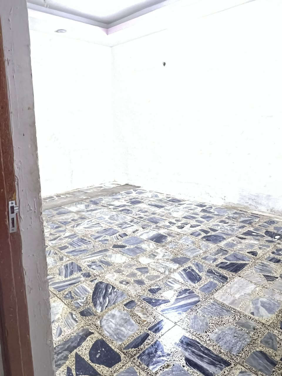 السلام عليكم بيت للإيجار في النجف حي المكرمة شارع 20 قرب سوق المكرمة يحتوي على ثلاث غرف وصالة ومطبخ واستقبال وسعر الايجار 400 
للاستفسار الاتصال على ***********
