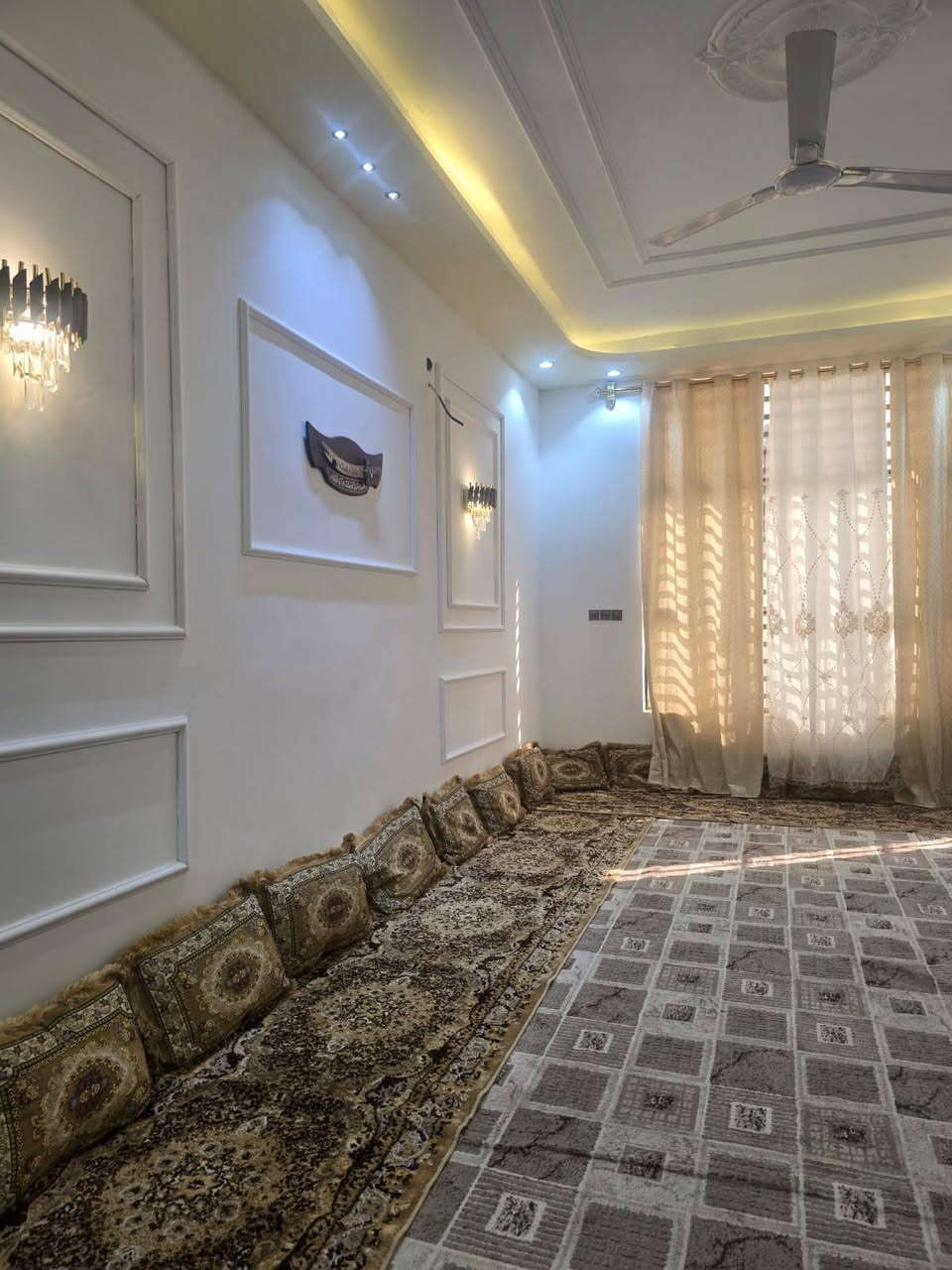 ١٥٠متر طابقين يحتوي عله غرفه نوم عدد٤ وصاله ومطبخ وستقبال وحمامات داخليه وخارجيه العنوان نجف الاشرف مقابيل قريه القدير عمود ٢٧٩  قريب الشارع العام ١٠٠متر شارع المطار ***********اتساب ملاحضه يوجد الدينا كافه المساحات والدور السكنيه وقطع الاراضي النجف, العراق
