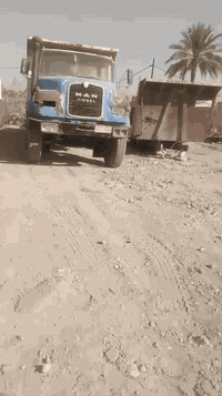 لوري موديل 84 بدون تحويل سعر 11 مليون وبي مجال واني مكلف بنشر //078109...