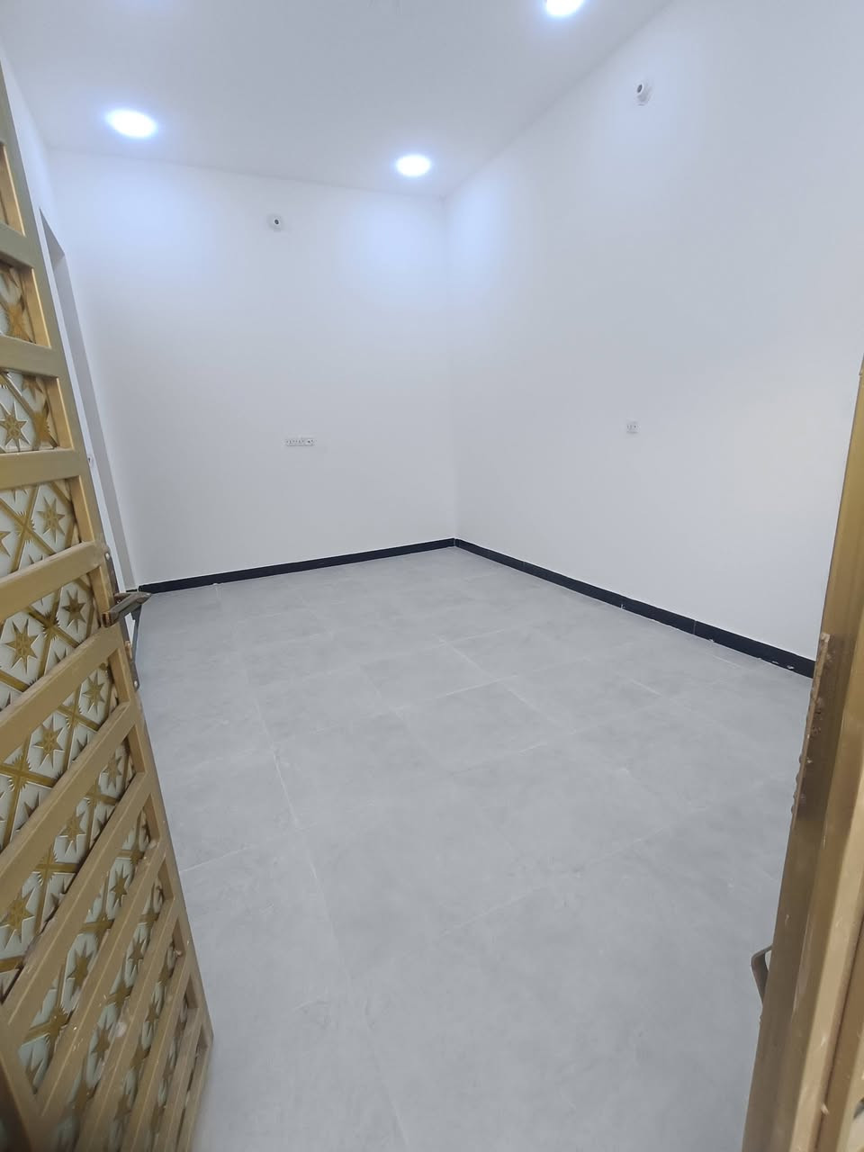 دار للبيع المساحة ١٠٠ م
الواجهه ٥ م النزال ٢٠ م
بناء ٢٠٢٦ حديث وجاهز للسكن
العنوان حي الحسين الجديد شارع أبو شاكر خلف السوق الأخضر يبعد عن الشارع العام ٧٠م
مكلف بالنشر للاتصال بصاحب الدار***********
