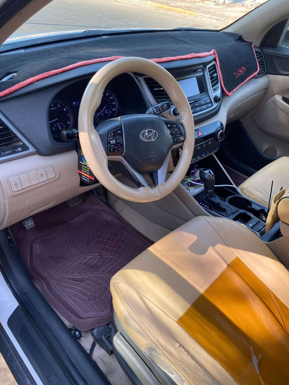 السلام عليكم توسان موديل 2017  مواصفات عادي مابيه صبغ فقط تبديل بنيد بنفس اللون وباب الصدر بيها بارد السعر 150 وبيها مجال للشراي 
***********
