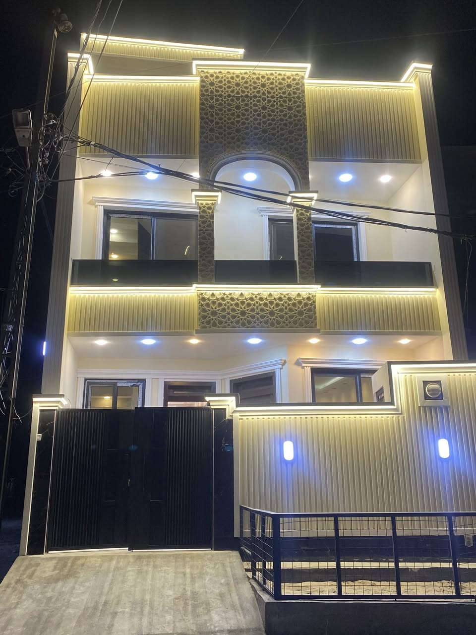 للبيع دار بناء جديد طابقين ركن
المساحة 70 متر واقع حال
 بالسند 50 متر
الواجهة 7 م النزال 10 م
الدار تحتوي على مدخلين استقبال ومطبخ 
وثلاث غرف نوم وصحيات خارجيه وداخليه
بناء جديد غير مسكون جاهز للسكن 
الدار بناء شخصي، مصروف عليه صرف قوي من الأساس، مستخدمين مواد ونوعية عالية، شغل مرتب ومتعوب عليه
العنوان حي الصديق ابي غريب رقم العقار 1954
 مكتب ابو الخير للعقار
*********** 
***********
***********
