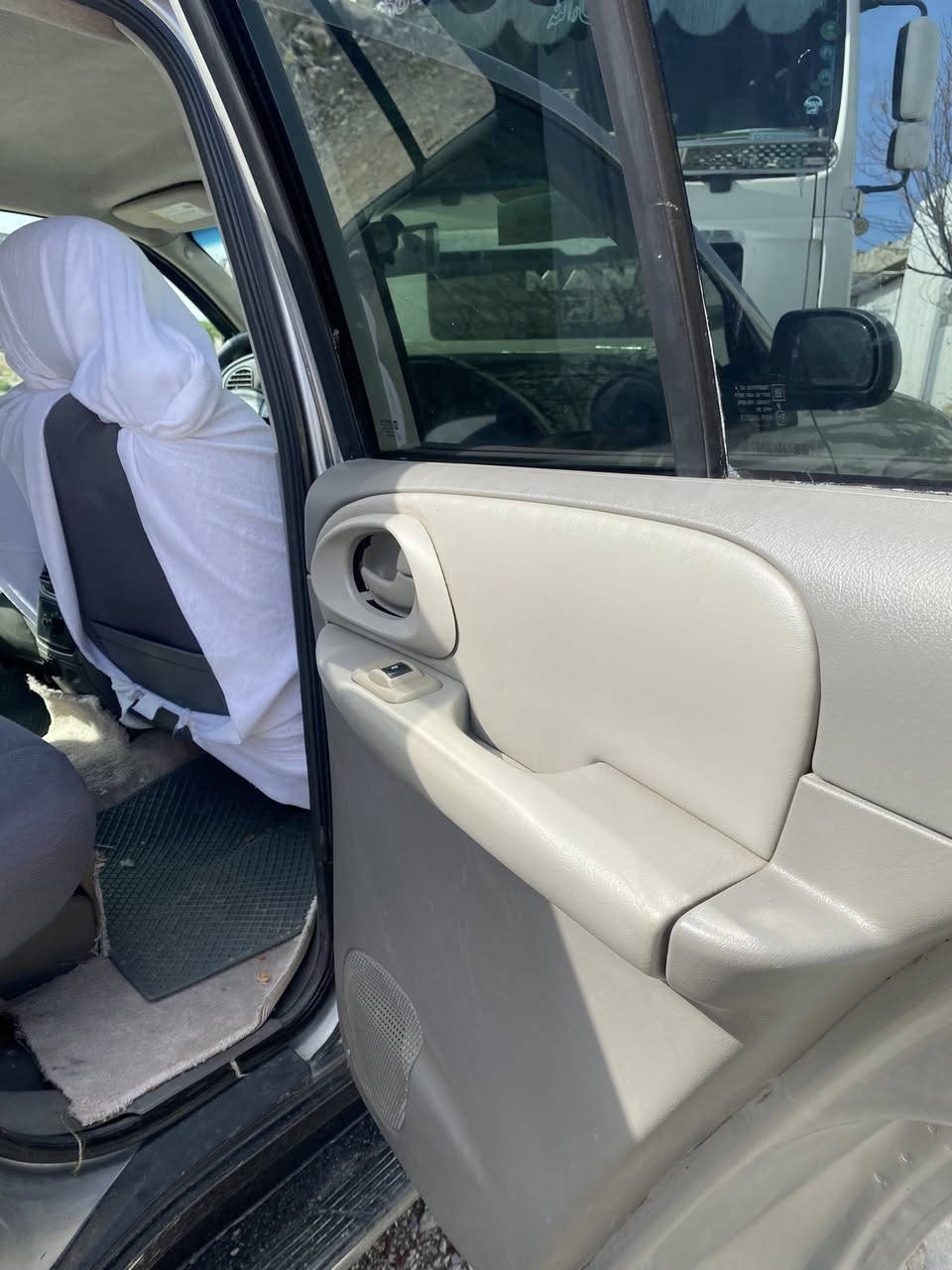 فروشتن 2007دوبه ي ساخ نوكه ده رزي نييه لوك لوكه ديناريك نوقساني نييه شاشه تبريد مركزي 
بيشو دواي كبسه به له به له بوياخي هه يه 
مشته ريت ته له فون كه جوابي نامه نادمو سعري ٤٩ كلاو مه جالي كم (هه شه له وه به ٤٠كلا هي من له وانه نييه مشتريت تلفون كه ***********
