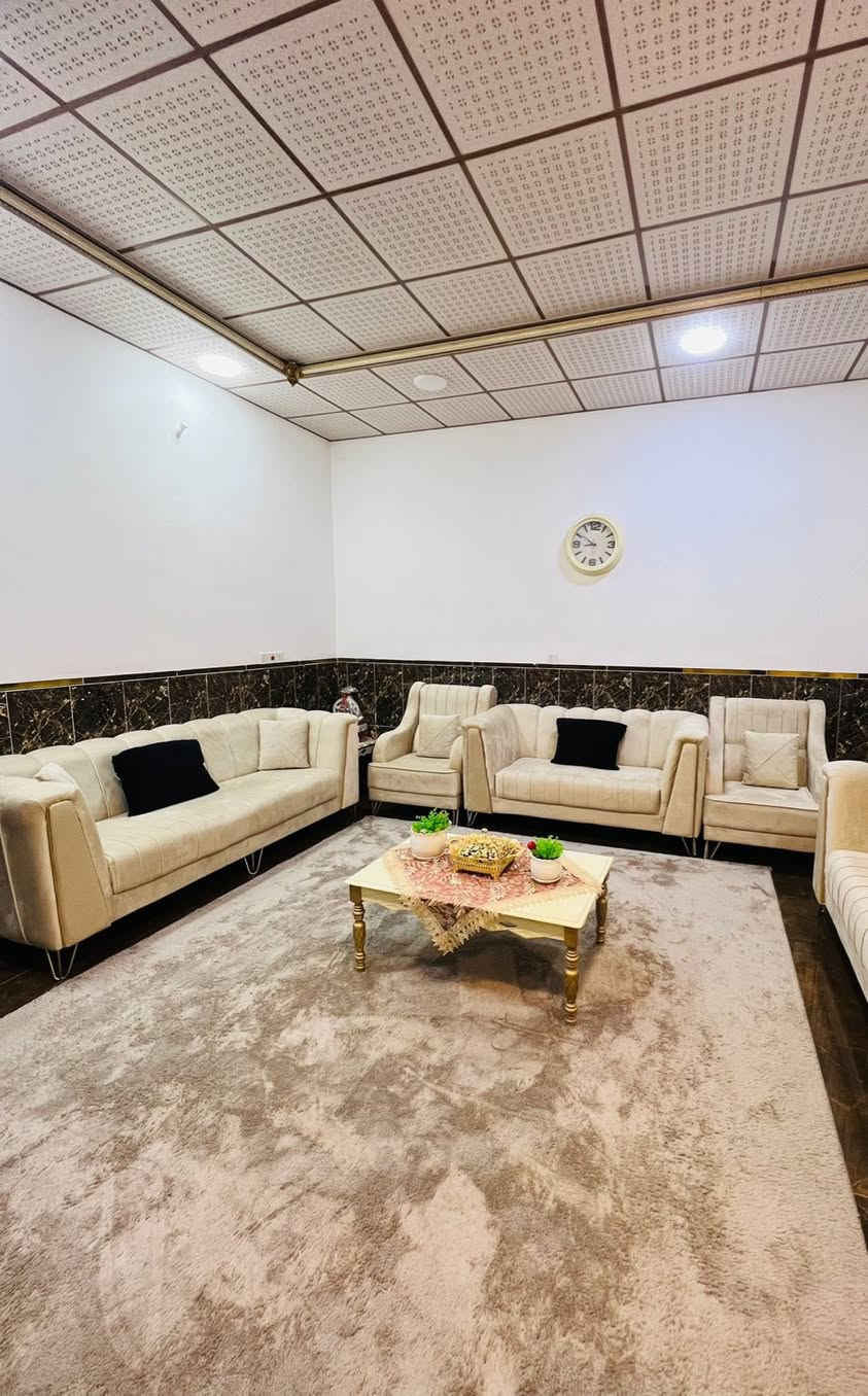 بسبب الوعود الكاذبة نعيد النشر..

بيت للبيع 
مساحة 150 م واجهة 10 نزال 15
صالة استقبال 
غرفتين نوم 
صحيات داخلية وخارجية 
مطبخ سيراميك حار وبارد 
البيت بناء حديث 

السعر 72 مليون 
*********** باقي التفاصيل
