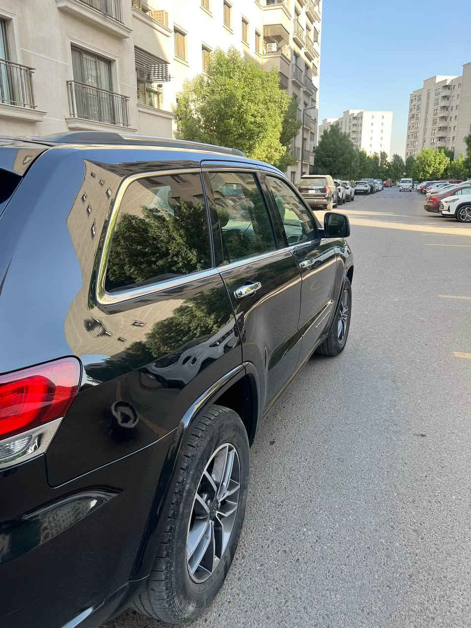للبيع: جيب جراند شيروكي ليميتد 2020 امريكي
🖤الموديل: 2020 (وارد أمريكي).المحرك: 6 سلندر 3.6
الممشى: 70,000 ميل فقط 
اللون:
أسود  (خارجي وداخلي اسود).✨ 
أبرز المواصفات (فل كامل):بانوراما | شاشة كبيرة 8.4 بوصة (CarPlay & Android Auto).تشغيل عن بُعد | بصمة دخول وتشغيل ذكي.كراسي كهرباء (تدفئة وتبريد + ذاكرة خزن) |.كاميرا خلفية 
 حساسات وقوف | صندوق كهرباء
‏السعر 24000$ وبيها مجال
للتواصل ***********
