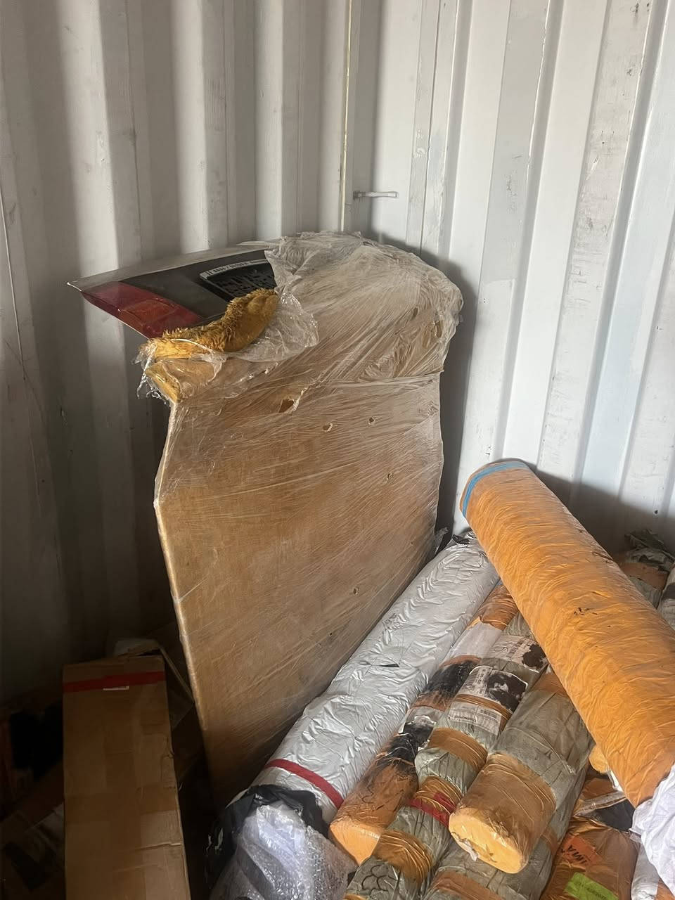 السلام عليكم عندي دعاميه خلفيه وغطاء خلفي مع الكزاز اوبل فكترا موديل 1995 اللون شمباني السعر للقطعتين 150 الف للاستفسار ***********
