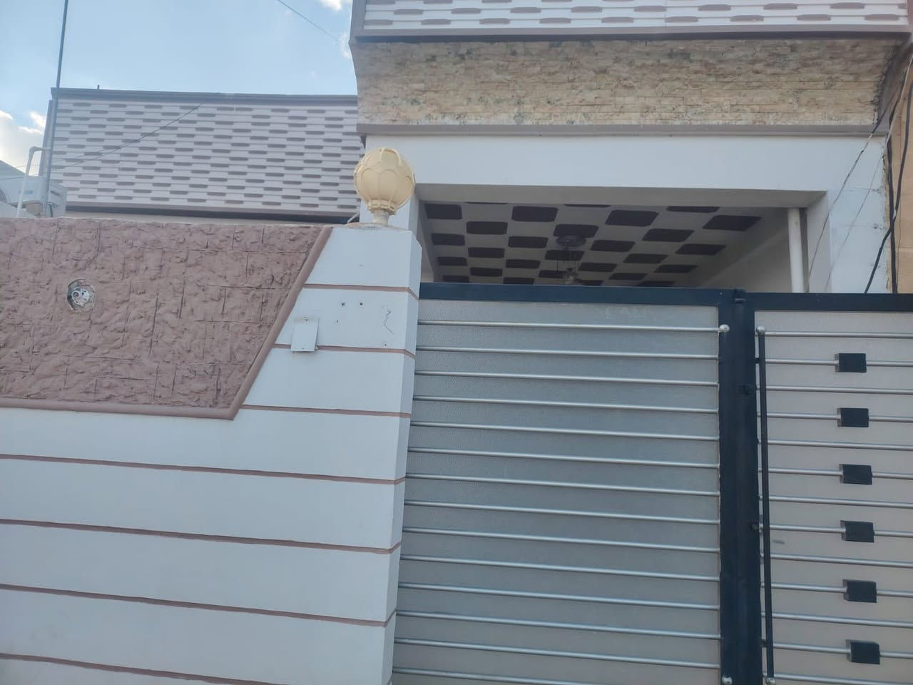 🏠 منزل للبيع بموقع ذهبي | حي الشهداء
تمتع بالسكن في منطقة مخدومة بالكامل وقريبة من كل احتياجاتك!
• 📍 الموقع: حي الشهداء - فرع دكتور فريد.
• 📏 المساحة: 150 متر مربع.
• 📐 الأبعاد: واجهة 7.5 م × نزال 20 م.
• 🛣️ عرض الشارع: 20 متر (راحة في الحركة والپاركنك).
• ⚖️ الملكية: طابو ملك صرف.
✨ المميزات الإضافية:
• ✅ كافة الخدمات: (كهرباء، ماء، مجاري) متوفرة.
• ✅ موقع حيوي: قريب جداً من الأسواق والمرافق العامة.
• ✅ منطقة سكنية: هادئة، آمنة، ومثالية للعوائل.
📞 للحجز أو الاستفسار، يرجى الاتصال على:
***********
