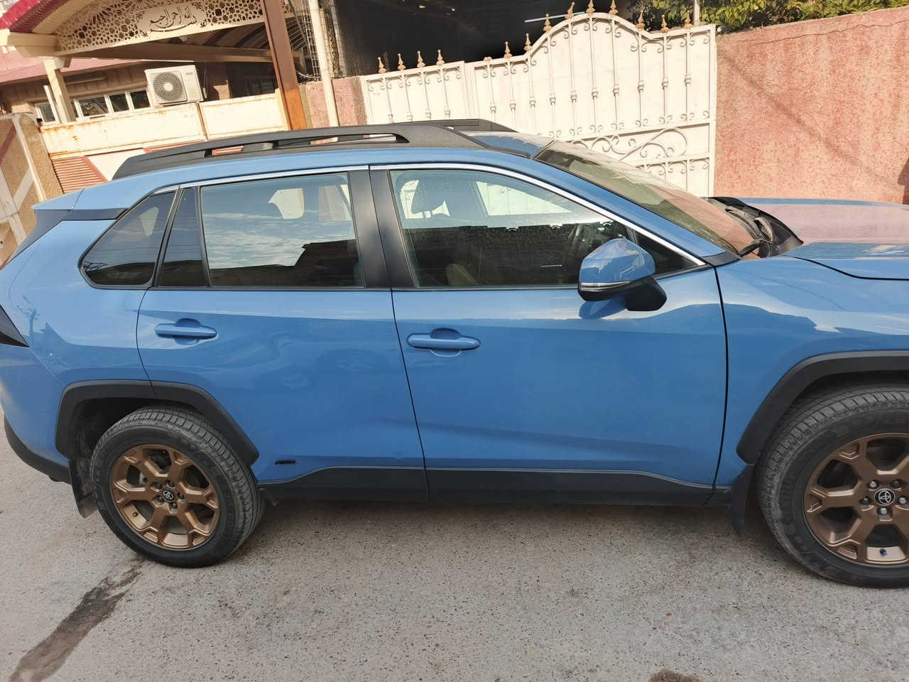 راف فور  هايبرد وارد امريكي
ضرر تبديل قطعه  جاملغ عكس السايق  وبيها صبغ حافة الباب وحافة البونيد 
بصمه رادارات 
ابل كار بلي وايرلس 
سياره  فئتها ود لاند   نضام التعليق يجي trd 
سياره مال بيت واستخدام شخصي 
السعر ٢٢٨ ورقه وبيها مجال 
***********
