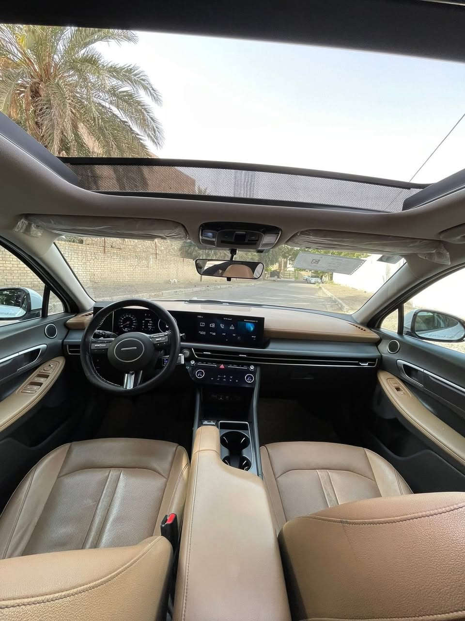 السلام عليكم
للبيع هونداي سوناتا 2024 مكفولة خليجي وكالة الاولى موتورز
فول مواصفات رقم بغداد بااسمي ماشية 25900 الف كيلو متر

المواصفات 

بصمة وتشغيل عن بعد 
سقف بانوراما
شاشة كبيرة ديجتال متصلة 
حجم المحرك 2500 
كير كهربائي 8 سرعات بالاستيرن
كشنات جلد 
كشنات كهرباء 
شحن وايرليس 
كامرا خلفية 360 
حساسات امامية وخلفية 
تبريد قطعتين 
لايت ليد عالي وناصي 
بك لايت مسطرة ليد
ويل حجم 19 
ليد بالدشبول الابواب
وباقي مواصفات الخليجي المعروفة
السيارة بيها مكانين بارد صغير  فقط موجود بالصور 
والباقي مكفول

السعر 228  ورقة وبيها مجال 
للاتصال *********** مكاني بغداد
