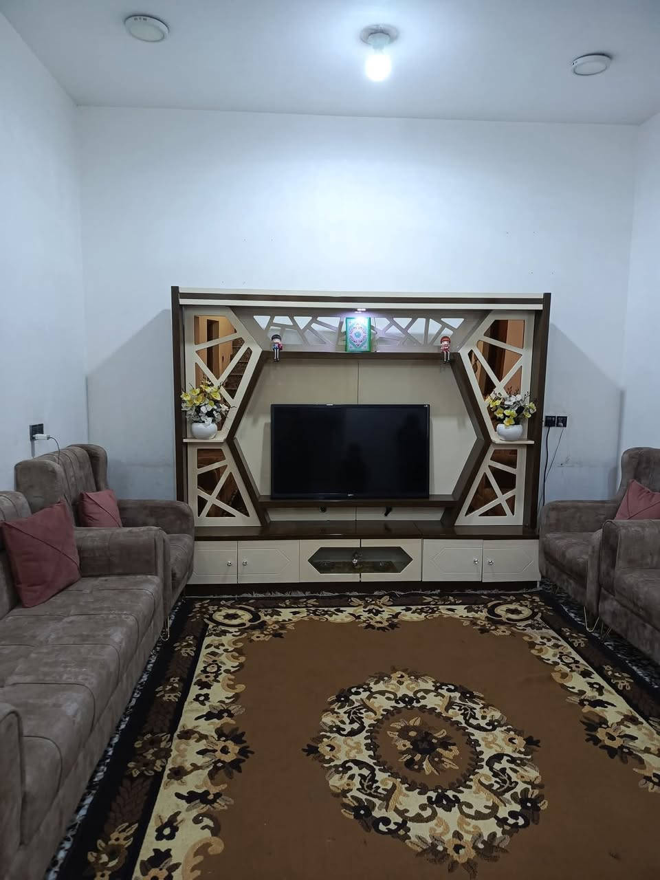 للبيع دار طابو زراعي سند 25،المساحه 255 غرف نوم عدد 2هول استقبال ومطبخ حار وبارد وحديقه وكراج ورديه خارج مقابيل محطة الغاز يبعد عن الشارع العام 100متر كافت الخدمات بيه مجاري السعر خاص ابو مصطفى للعقار ***********
