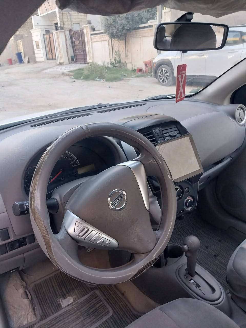سيارة سني هندي ٢٠٢٤ جديدة مكفوله عدا ضربة بسيطة بالصندوق
بعدها جديدة ماشيه ٣٥ 
ب١٢٢ وبيهه مجال قليل 
رقم بغداد الرقم الجديد
سيارة باسمي يعني تحويل مباشر، 
الاتصال على ***********
