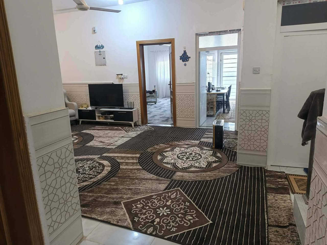 بيت طابو صرف للبيع 
طابقين بناء ٢٠٢٣
================

المساحة ٢١٤ متر  تشطيب راعي البيت 
========================

الموقع مجمع الدوح السكني 
قرب موقع حدادة الدوح القديم
====================
يتكون البيت من طابقين

الطابق الاول 
غرف عدد ٢
صالة 
مطبخ
براني
تهويات
صحيات داخلية وخارجية
طارمة واسعة
الطابق الثاني عگادة
غرفتين
وصالة
===========================
مطلوب للمصرف العقاري  ٨٨ مليون التسديد الشهري ٤٦٠ الف
ونقد بيد راعي البيت ٨٧ مع المجال

للاستفسار اكثر مراسلة الصفحة


**إذا كنت صاحب هذا الإعلان وتريد حذفه لأي سبب، رجاءا أرسل رسالة إلى الدعم الفني**