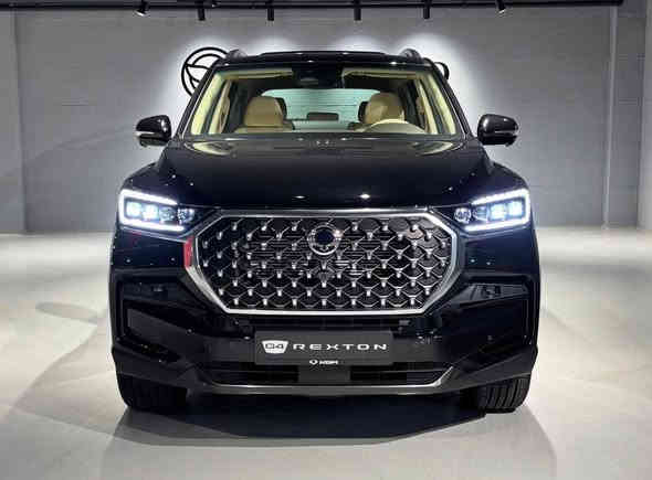 Rexton (KGM) 
ريكستون من شركة سانك يونك الكورية 
بأقساط شهرية على 6 سنوات وبدون حجز مروري
ضمان گير ومكينة 3 سنوات  
السيارة تجي 4WD و 2WD 
كامل موصفات 
مواصفات السيارة 👇🏻 
تجي 7 راكب بمحرك 2000Turbo 225HB  وگير من شركة أيسن اليابانية AT 6Speed
كشنات جلد  كهرباء تدفئة وتبريد 
مري كهرباء شفط
3 قطع تبريد 
بصمة 
كامرة وحساسات خلفية 
فتحة بالسقف 
صندوق كهرباء 
اوامر صوتية 
شاشة لمس تدعم النظامين Apple Carplay,Android 
ABS , ESP 
مصابيح ليد كاشفة للضباب 
تتوفر بالنقد والاقساط 
للحجز واتساب 👇 
***********   مهندس علي حلة
