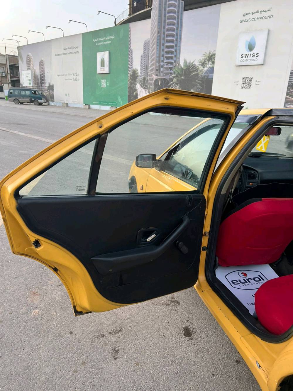 سيارة بيجو قديمة لونها أصفر، مناسبة للمشاوير داخل المدينة. الداخلية نظيفة والمقاعد مغطاة، وتوجد بعض الخدوش على الهيكل الخارجي. البيع لأعلى سعر ومكان السيارة ببغداد.