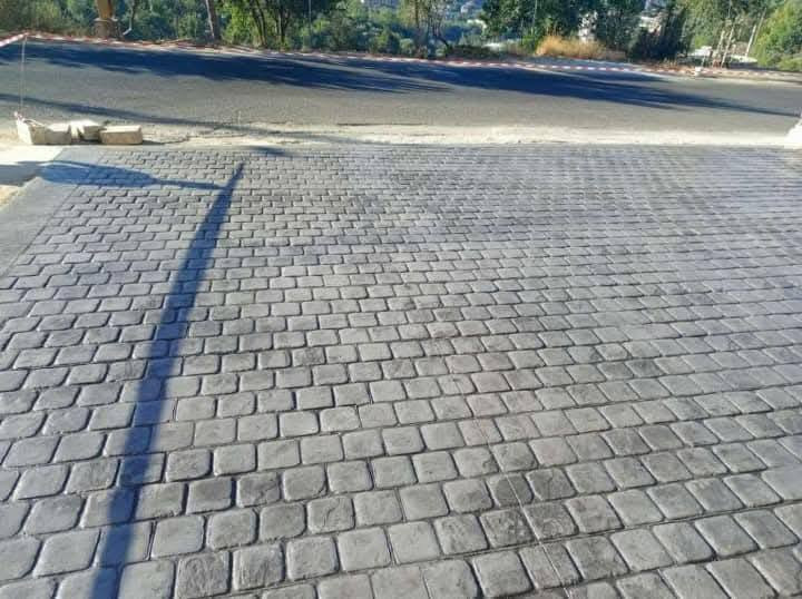 السلام عليكم ورحمه الله شركة الجوهره للخرسانة المطبوعة 
نعمل ديكورات ارضيه خرسانية مطبوعه وأيضا نعمل الصب العادي لدينا كادر متخصص بلصب والديكورات الذي هوه الطبع على الكونكريت الديكورات التي أصبحت بديل المقرنص يعني افضل بكثير بتكوين القوه والصلابه
بتكوين بعد حدل الأرض
1فرش نايلون
2فرش بي ارسي brc
3ومن ثم يتم صب الكونكريت
4سقل الكونكريت وتنعيمه 
5 نقوم برش اللون dcb من شركة دي سي بي الاصلي
نعمل بدقه وبدرجه الاولى وباسعار مناسبه نعمل جميع الديكورات ولدينه جميع الالوان المتوفره تتحمل الخرسانه المطبوعة على الأوزان الثقيله من حيث قوت الكونكريت وصلابته ايضا البي ارسي اله دور مهم مع الكونكريت من
حيث يمنع التشققات الكونكريتية وفي نهاية الصب نقوم
ب قطع جوينات ونقوم بغسل الصب الطبع ومن ثم نقوم بوضع الماده إلي بوكسي الملمع نتمنى لكم السعاده والتوفيق لكلا الطرفين للاستفسار الاتصال ***********
***********
