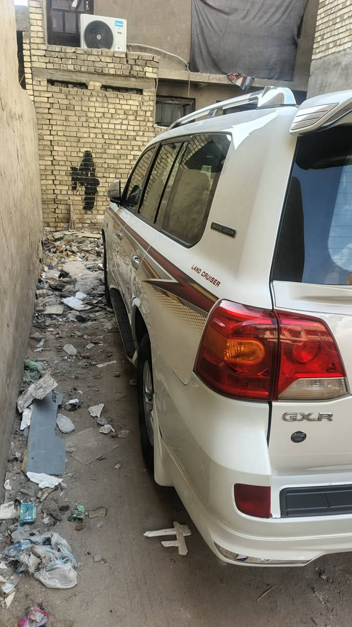 لاند كروزر 2010مكفوله كفالة عامة من الصبغ فول واحد على واحد إبريميه  أم الدفدي رقم مميز بسمي تحويل مباشر داخل جلد بصمة أبواب وتشغيل سياره خير من الله ما عوزها برغي ***********
