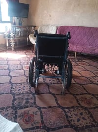 كرسي كهربائي لذوي الاحتياجات الخاصة بطاريات وشاحنه جديد سعر 400 ألف. أ...