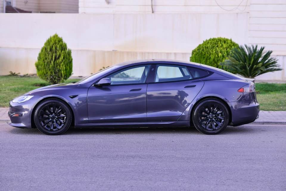 Tesla S
2022
Dual motor
Long Range 
32000 mile

35000 $

*********** واتساب
