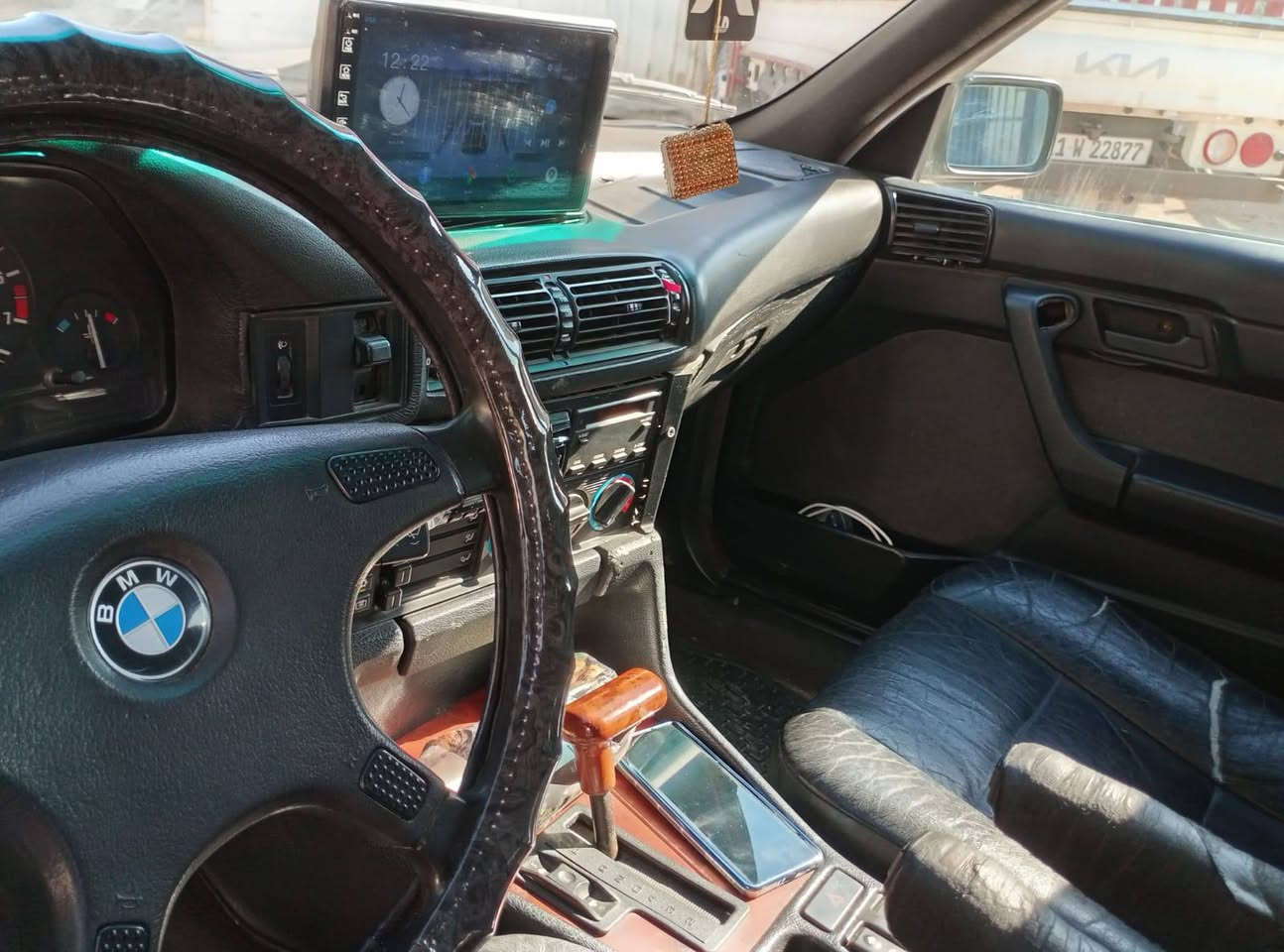 سياره بي ام حجم 5025 فول اوتوماتيك داخل جلد مصبوغه للجماليه تبريد شغال موديل 91 شمالي رقم انكليزي سعر 85 وبيه مجال***********
