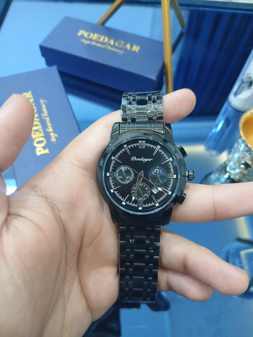 الفخامة والأناقة والجودة.. كلها بساعات ماركة POEDAGAR وبأسعار خيالية! ✨⌚
تصميم "الكرونوغراف" الفخم، الذي يجمع بين الدقة والمتانة.

• ​الزجاج: كريستال مقاوم للخدش.
• ​السوار: ستيل (Stainless Steel) مقاوم للصدأ.
• ​ مقاومة للماء تحت ضغط 30BAR (للاستخدام اليومي).
​🎨 الألوان المتوفرة:
1️⃣ الميناء الأبيض والذهبي: مع إطار ذهبي وسوار متداخل.
2️⃣ الميناء الأسود والذهبي: مع إطار ذهبي (فخامة كلاسيكية).
3️⃣ اللون الأسود الكامل: لعشاق التميز والأناقة العصرية (Full Black).
​💰 السعر: 28 ألف دينار فقط!! 💰
​🚚 التوصيل: متوفر لجميع محافظات العراق.
​📞 للحجز والاستفسار:
• ​راسلنا على الخاص .
• ​أو تواصل معنا عبر الواتساب.
​الكمية محدودة.. سارع بالحجز الآن!


**إذا كنت صاحب هذا الإعلان وتريد حذفه لأي سبب، رجاءا أرسل رسالة إلى الدعم الفني**