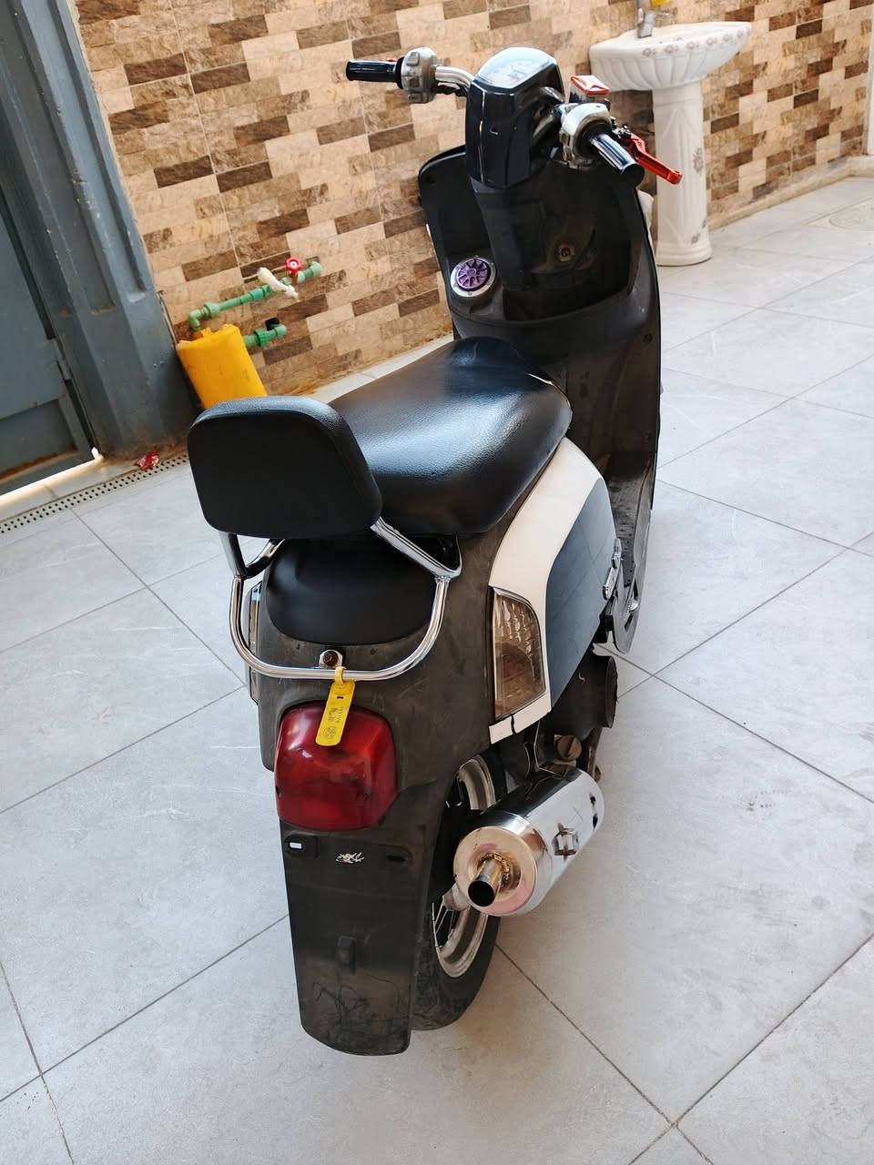 سلام عليكم دراجه بوليسي للبيع بوشه 55 تزويد بلاد كفرات بلاد دراجه كله على البلاد العنوان البصره حي الحسين للاستفسار على هذه الرقم ***********
