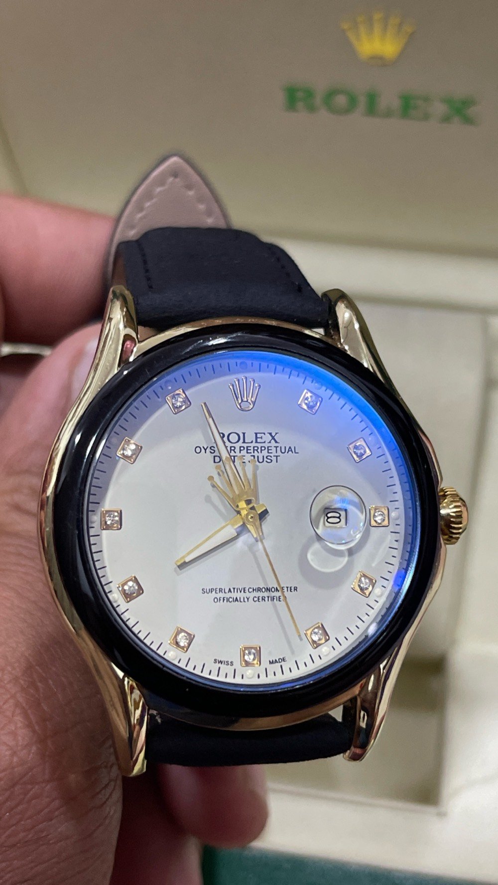 إعلان بيع ساعة بتصميم رولكس أنيق

للبيع ساعة رجالية بتصميم فاخر مستوحى من رولكس، مظهر راقٍ وجذاب يناسب الذوق الكلاسيكي واللبس الرسمي.

المواصفات:
	•	واجهة بيضاء مع مؤشرات كريستالية لامعة
	•	عرض تاريخ بعدسة مكبرة
	•	هيكل بلون ذهبي أنيق
	•	سوار جلدي مريح وعصري
	•	حالة ممتازة ونظيفة جدًا

تأتي مع الحقيبة والحافظة وبطاقة الضمان وشهادة المنتج.

السعر المطلوب: 100,000 دينار عراقي

للاستفسار والتواصل يرجى الاتصال على الرقم ***********