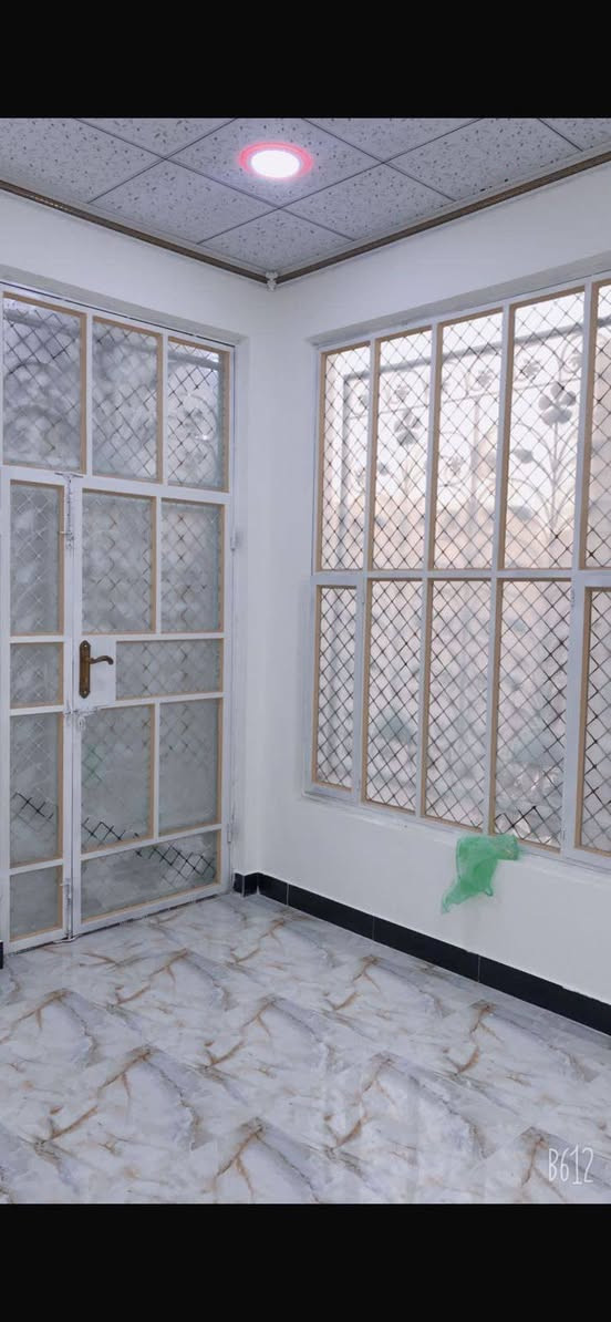 مرحبا جميعا واسعد الله أوقاتكم بالخير يتوفر دار إيجار في القبلة حي القائم بناء حديث يتكون من غرفة منام وصاله مفتوحة على المطبخ وصحيات واستقبال وكراج بموقع سكني جيد وهادىء
بسعر الايجار الشهري 500 الف
ستفسار ابو عباس ***********
